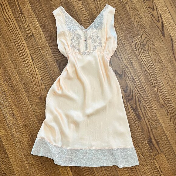 1940s Queen Mary Vintage Lace Nightgown – Antique Peach Enka Rayon Silk – S/M - Picture 5 of 15